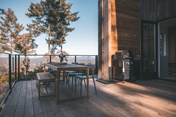 In addition to the 175-square-foot deck, Blend Projects also offers to build amenities like outdoor showers, saunas, and ADUs.