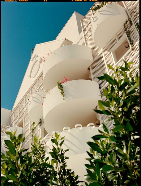 Palm Heights is a 52 all-suite boutique hotel that overlooks the pristine white sand of Seven Mile Beach on Grand Cayman, the largest of the Cayman Islands.