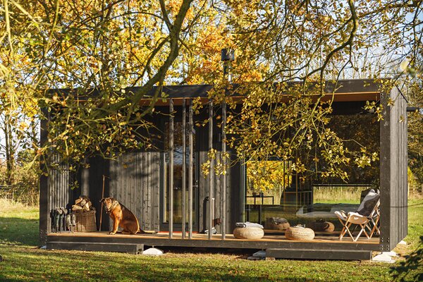 In keeping with their aim to connect the interior of the cabin to the exterior, Konga positioned the windows to create sightlines across the prefab and make it partially 