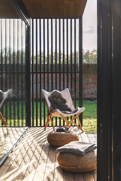 The prefab's footprint was kept small to better highlight its surroundings. The covered balcony was envisioned as a transitional space between the cabin's interior and the nature it wants you to explore.