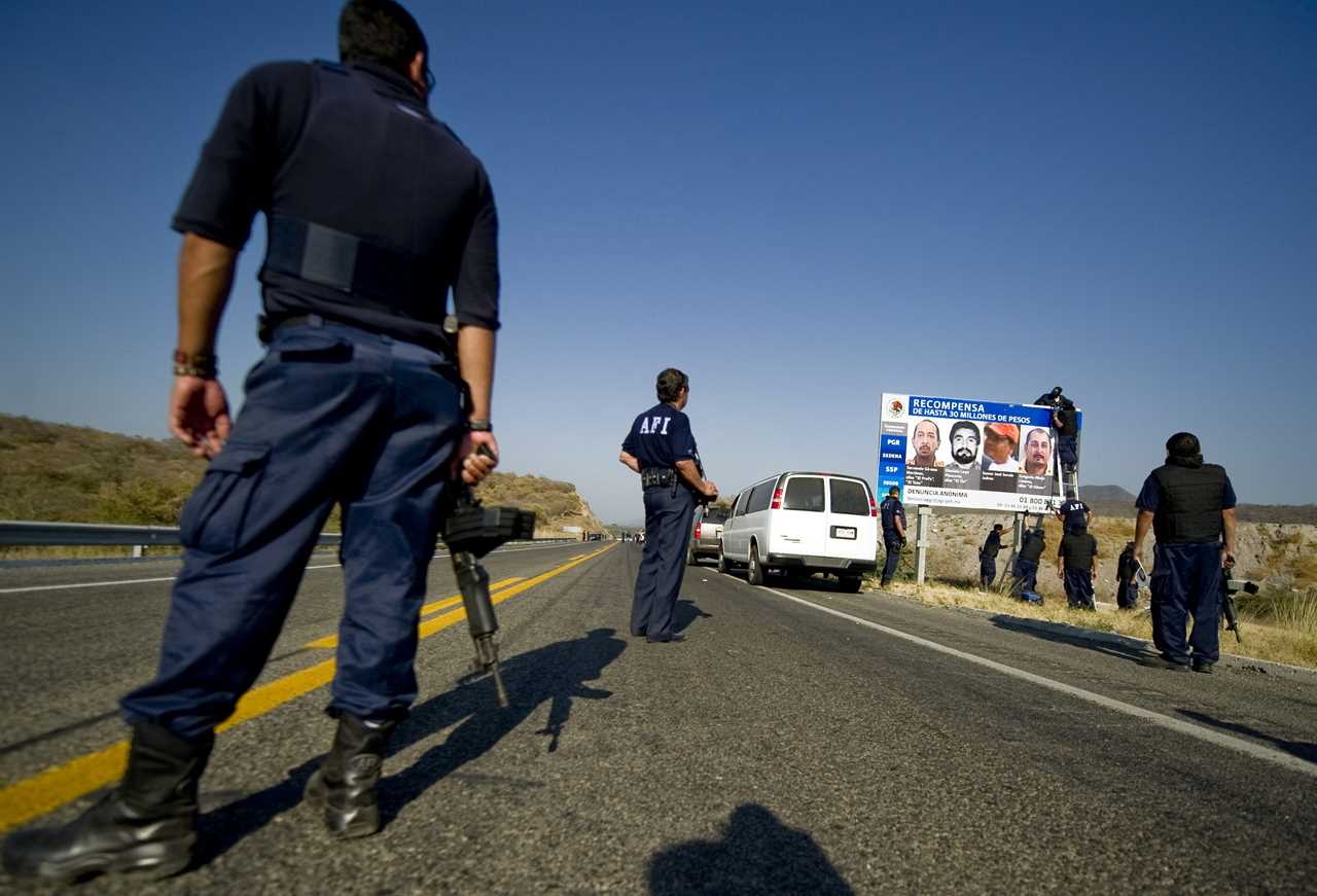 Mexican police, billboard of cartel