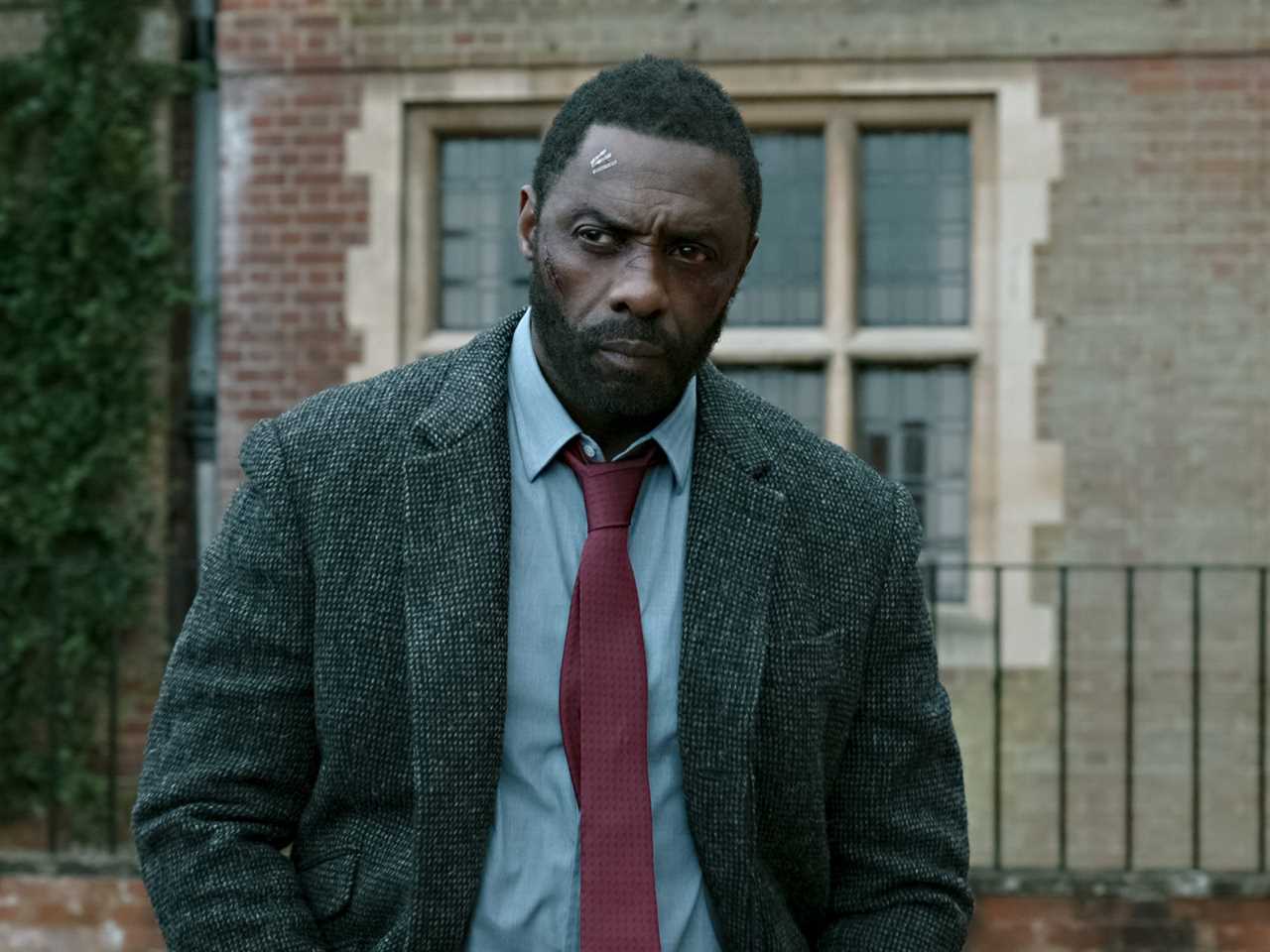 Idris Elba as luther in a scene from Luther: The Fallen Sun