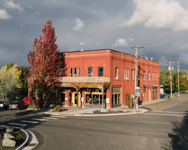 The Jennings Hotel sits on a prominent corner in the bustling small town of Joseph, near the Oregon/Idaho state line, and is surrounded by the Wallowa mountain range.