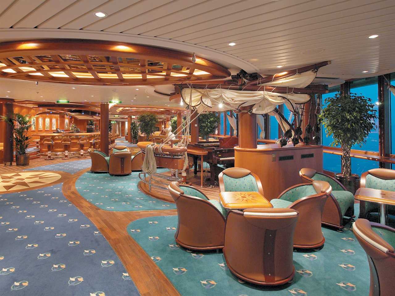 empty bar on serenade of the seas