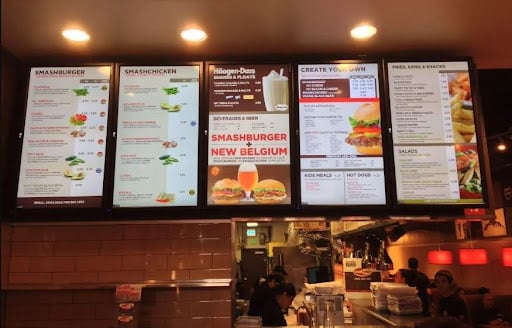 Revolutionizing Restaurant Communication: Digital Displays for Enhanced Service