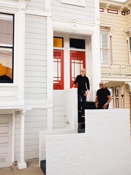 Returning to San Francisco, a city they knew and loved, Aamer Mumtaz and Keith Jordan decided to revamp an apartment they already owned in Lower Pacific Heights. 