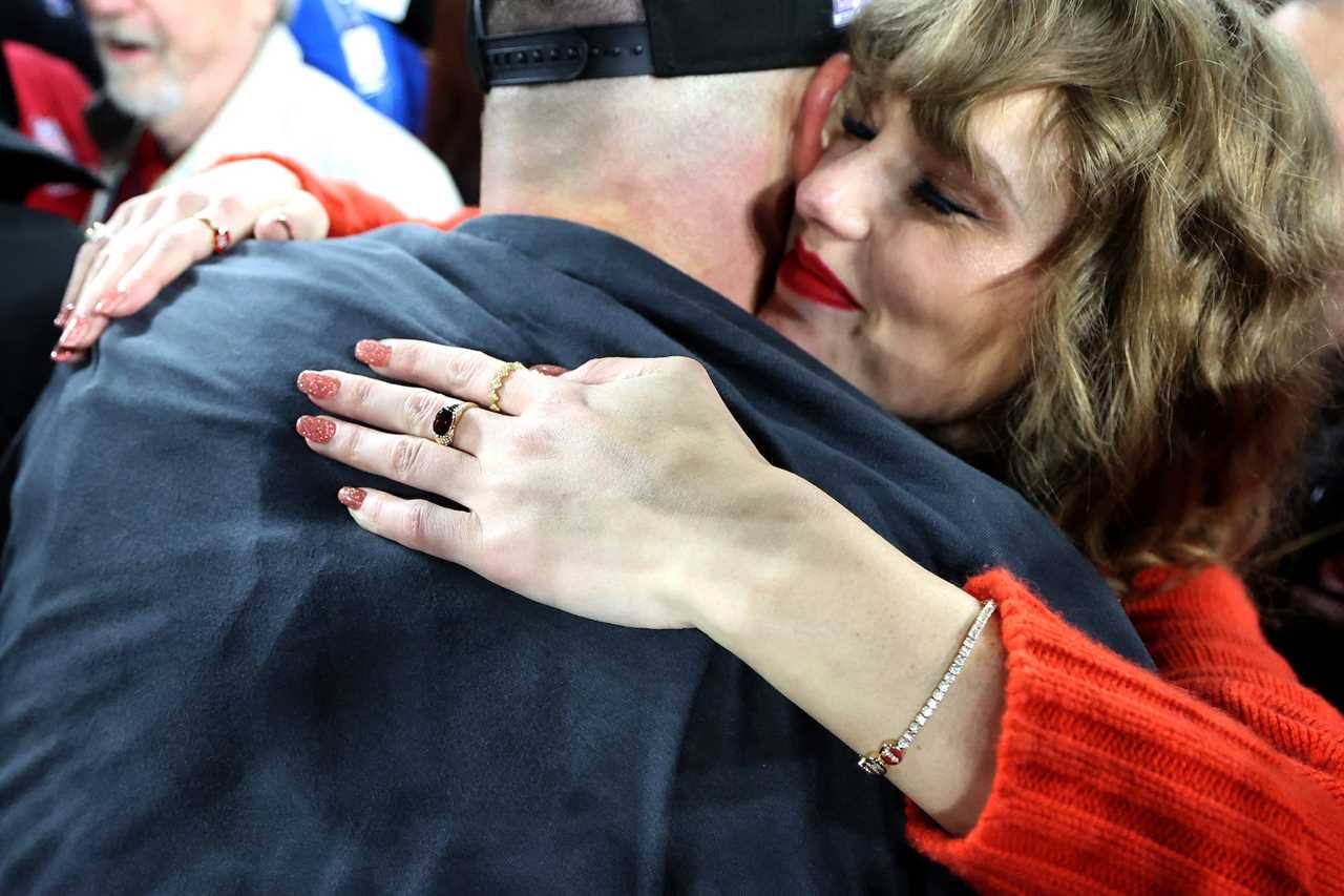 Taylor Swift's jewelry at the AFC Championship game.