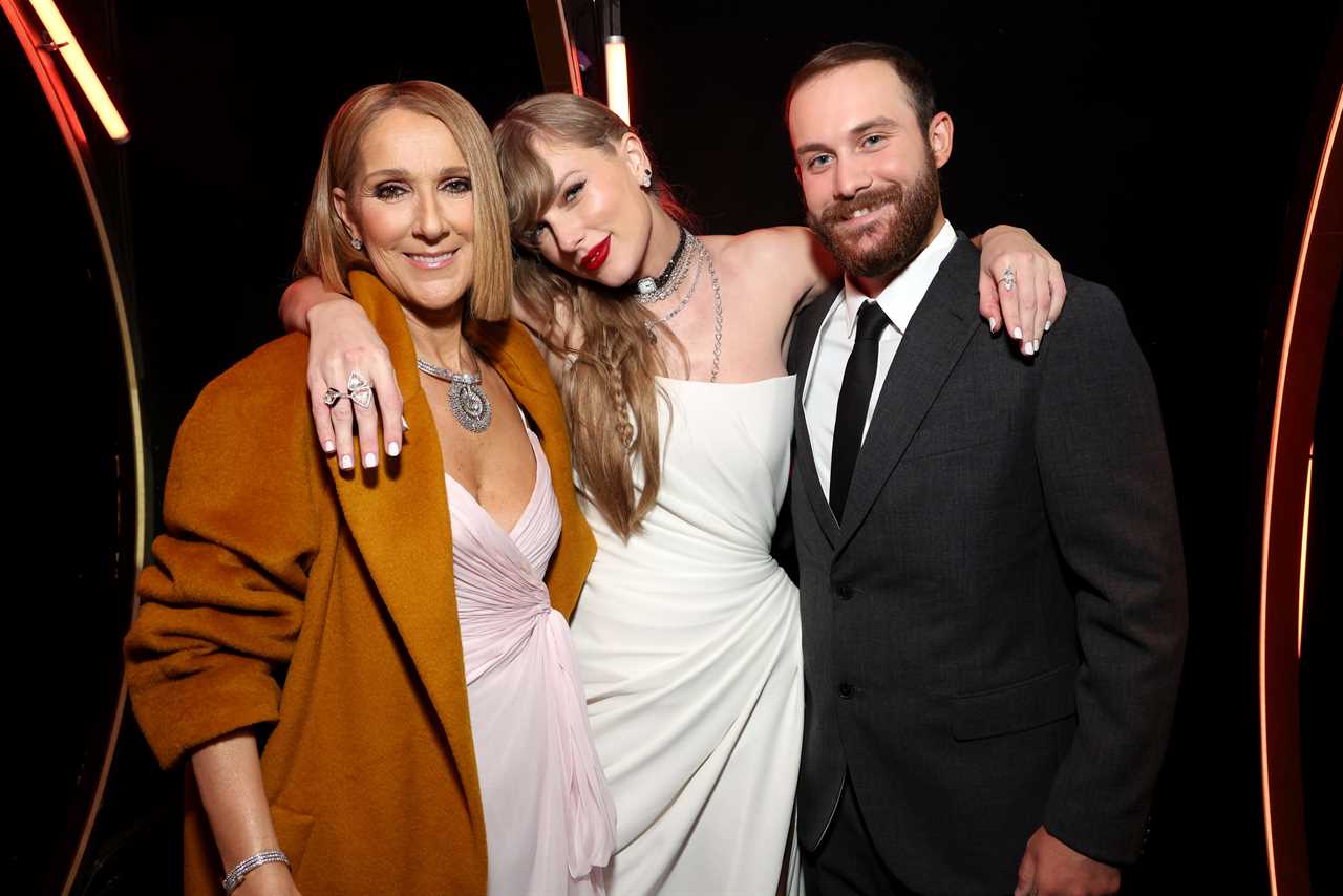 taylor swift at the grammy swith her arms around celine dion and rene-charles angelil, all smiling and in formal wear