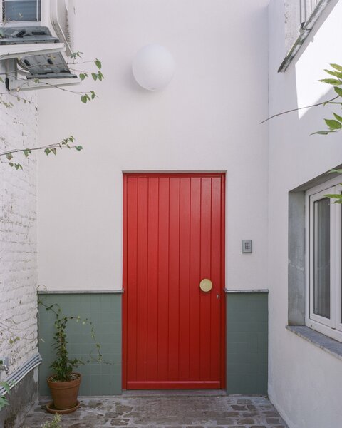 Grooved Red Tile, Arches, and a Catwalk Tie Together a Backyard House in Belgium