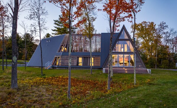 A Vermont A-Frame Cabin Zigzags to Gain Those Water Views