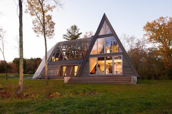 A Vermont A-Frame Cabin Zigzags to Gain Those Water Views