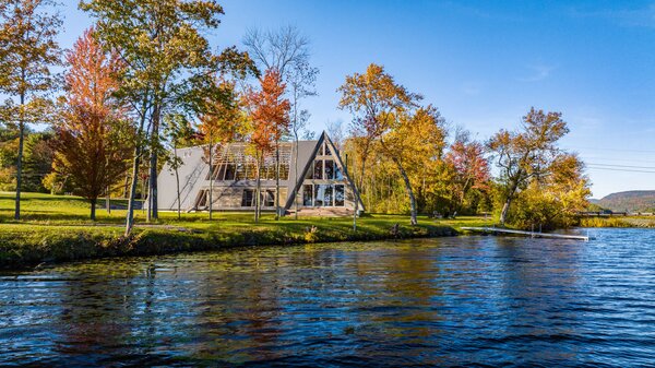 A Vermont A-Frame Cabin Zigzags to Gain Those Water Views