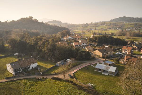 A Greenhouse Warms Up This Cork-Covered Prefab in the Spanish Countryside