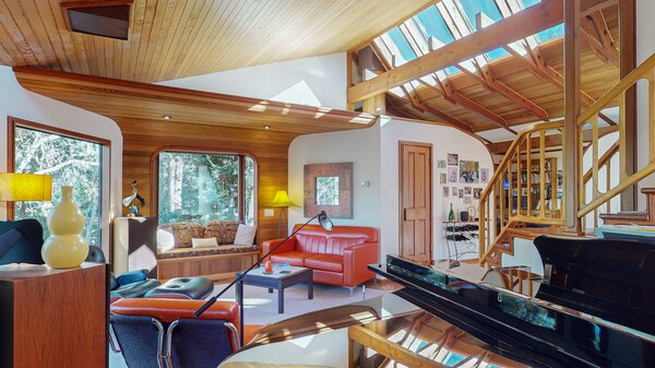 An expansive skylight and large picture windows ensure ample sunshine fills the interiors.