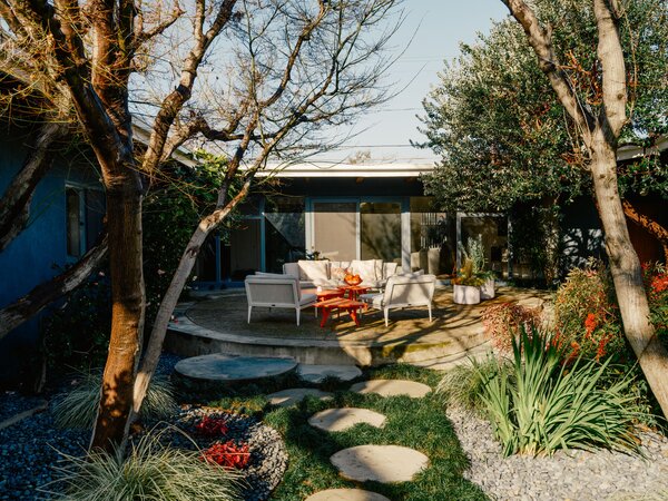 Playing off the design of the concrete pad outside the living room, Frank laid out a series of stepping stones that lead from the house to the pool. 