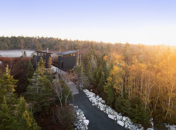 The dwelling is positioned along on the eastern coast of Nova Scotia. According to Braithwaite, the two elevated volumes offer a bird’s-eye view of the area’s trails and surrounding forest.