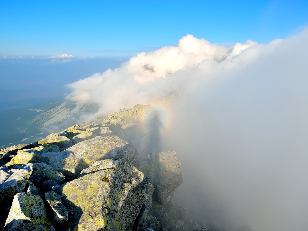 Brocken spectre mountain optical illusion explanation