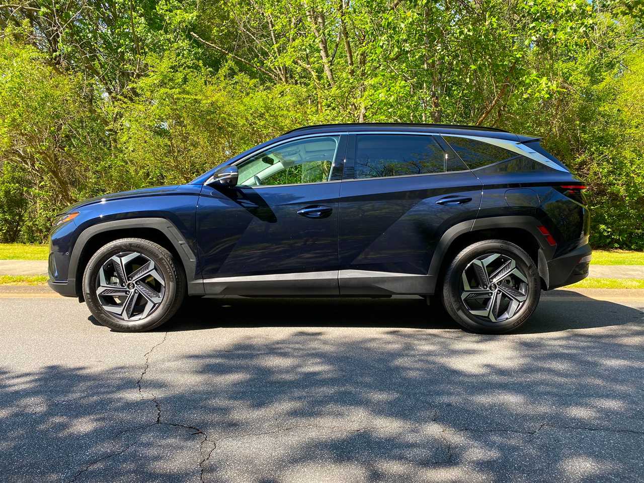 The side profile of a 2024 Hyundai Tucson Hybrid Limited SUV.