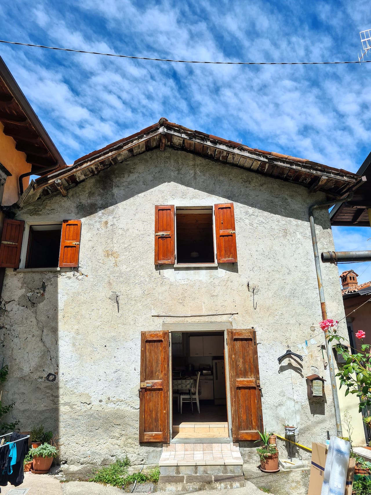 An exterior shot of an old Italian home in Lago Iseo.