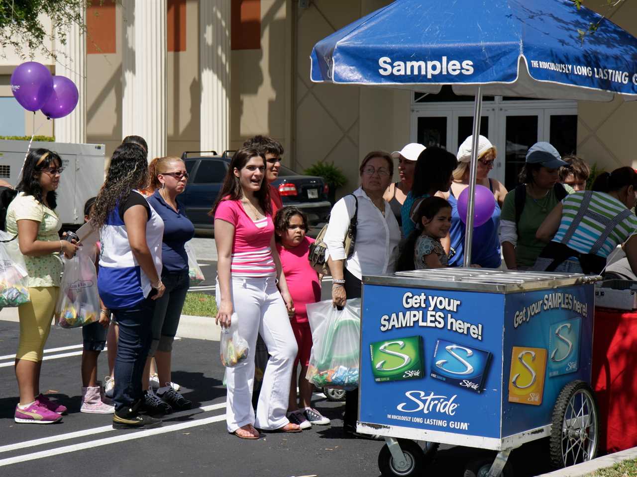 A line for free samples of Stride gum.