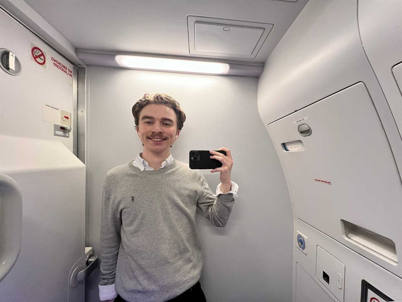 Business Insider's Pete Syme takes a selfie in the bathroom of a British Airways Airbus A320.