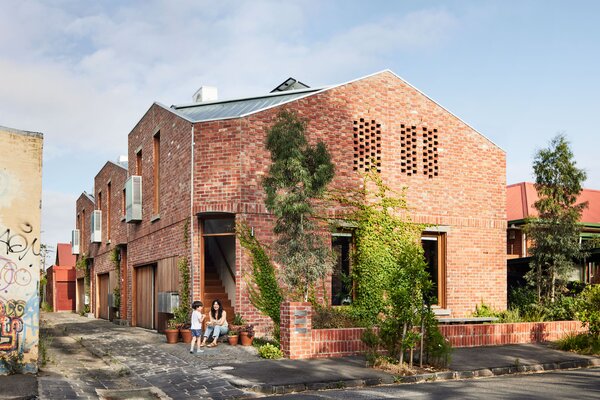 To achieve a path to homeownership without leaving the city or breaking the bank, three families in the sustainable design industry pooled resources to fashion an arrangement of three solar-powered, net-neutral-energy townhouses in place of a dilapidated 1970s single-family home in Brunswick, Australia.