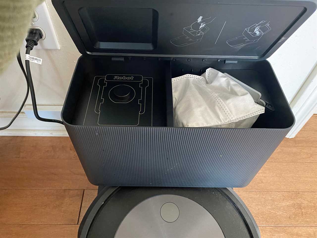 Image of the inside of the Roomba j7+ dust bin with bag, roomba j7+ review