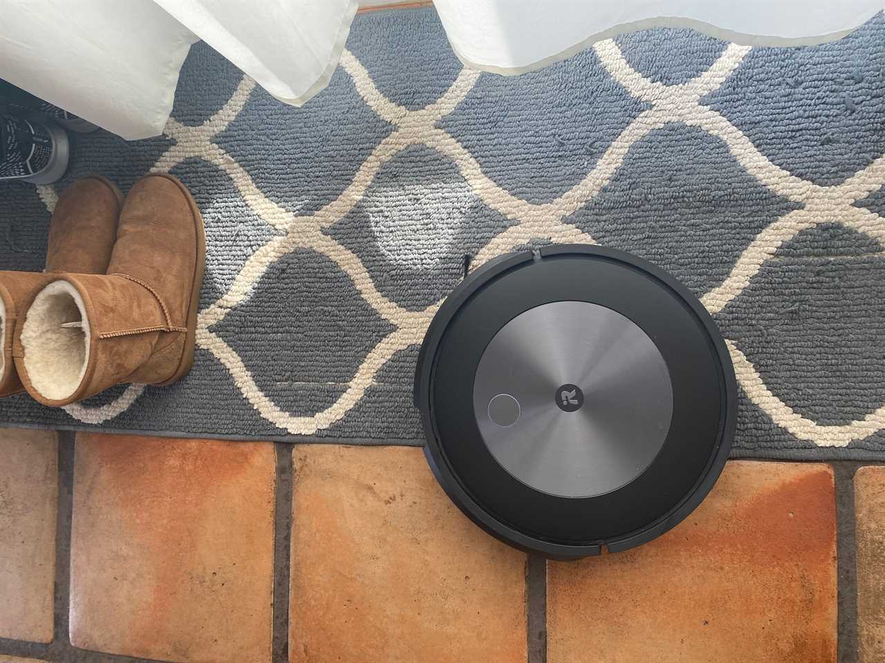 Images of the Roomba j7+ app on a blue and cream rug, roomba j7+ review