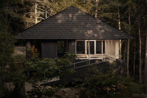 This Bunkie in Ontario Was Designed to Disappear Without a Trace