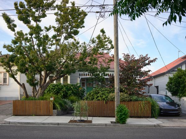 Batten Screens Wrapping This Renovation in Australia Are Bold. The Interiors Are Even Bolder