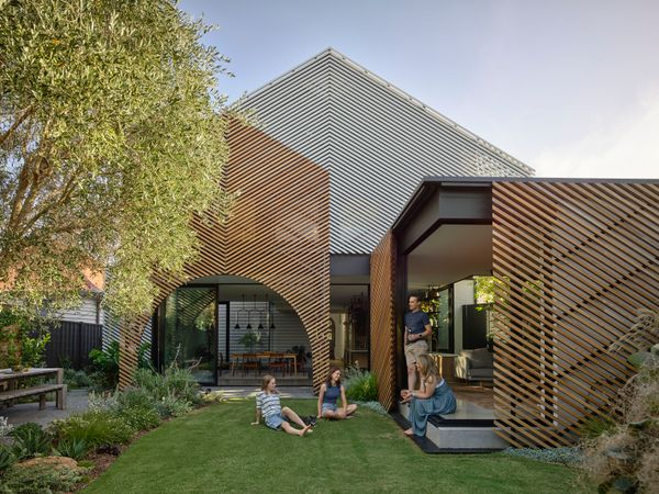 Batten Screens Wrapping This Renovation in Australia Are Bold. The Interiors Are Even Bolder