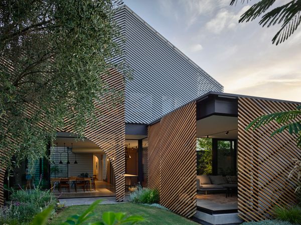 Batten Screens Wrapping This Renovation in Australia Are Bold. The Interiors Are Even Bolder
