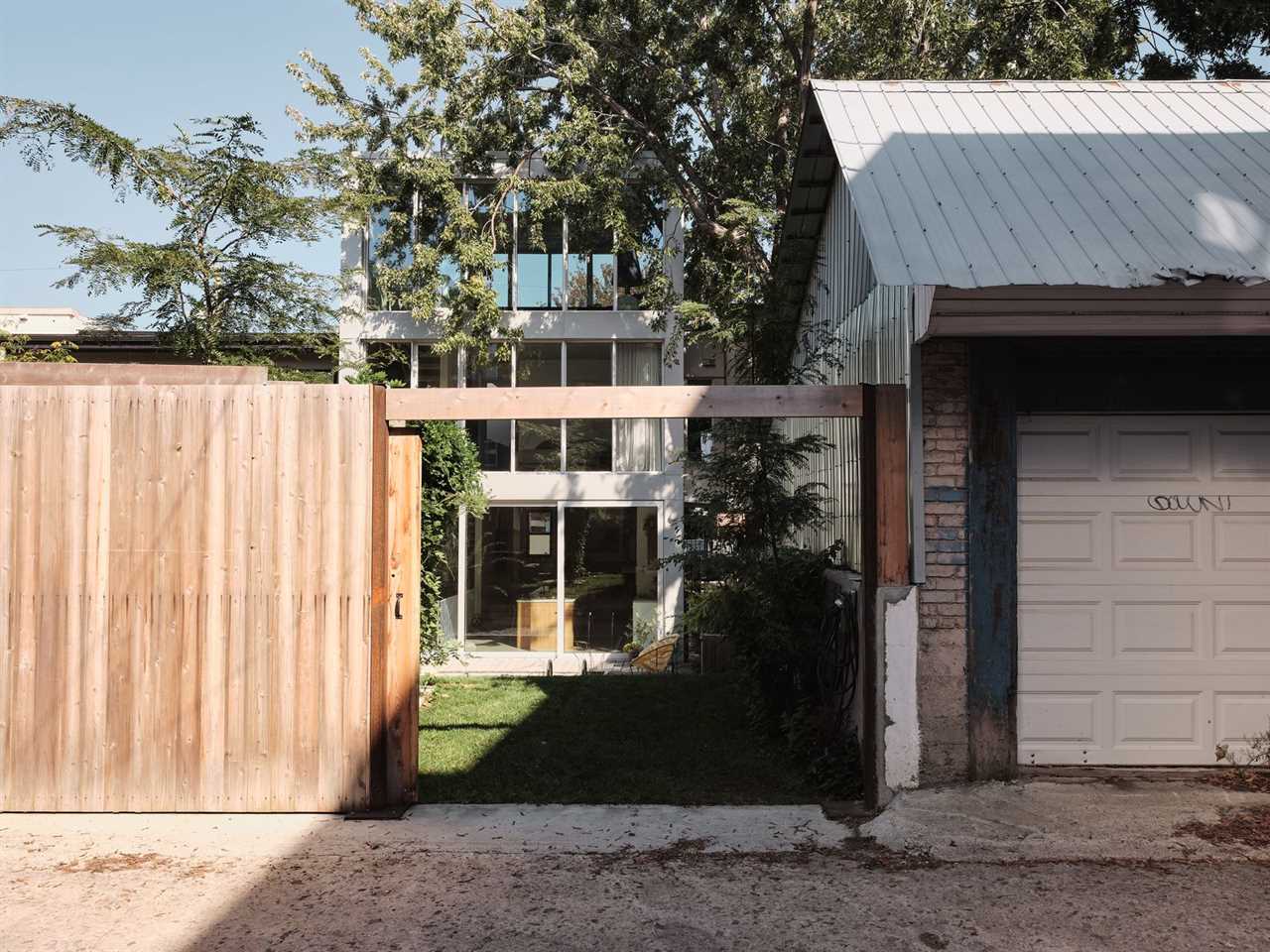 An Enviable Home Office Caps This Duplex Renovation in Montreal