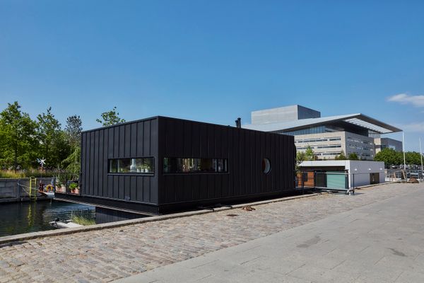 Underfloor Heating, a Wine Room, Floor-to-Ceiling Windows—in a Houseboat?