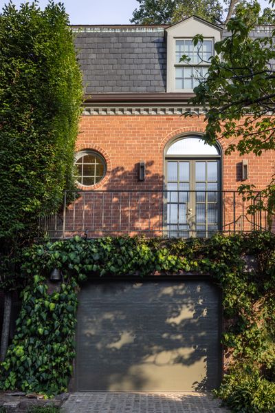 The Kalorama <span style="font-family: Theinhardt, -apple-system, BlinkMacSystemFont, "Segoe UI", Roboto, Oxygen-Sans, Ubuntu, Cantarell, "Helvetica Neue", sans-serif;">neighborhood, known in DC as an elegant and chic area home to ex-presidents, ambassadors, and other notable residents, features tree-lined streets and large, historic homes.</span><span style="font-family: Theinhardt, -apple-system, BlinkMacSystemFont, "Segoe UI", Roboto, Oxygen-Sans, Ubuntu, Cantarell, "Helvetica Neue", sans-serif;"> Although Lauren and Nichola's home dated from the 1950s, it attempted to blend in with more traditional features and materials.</span>