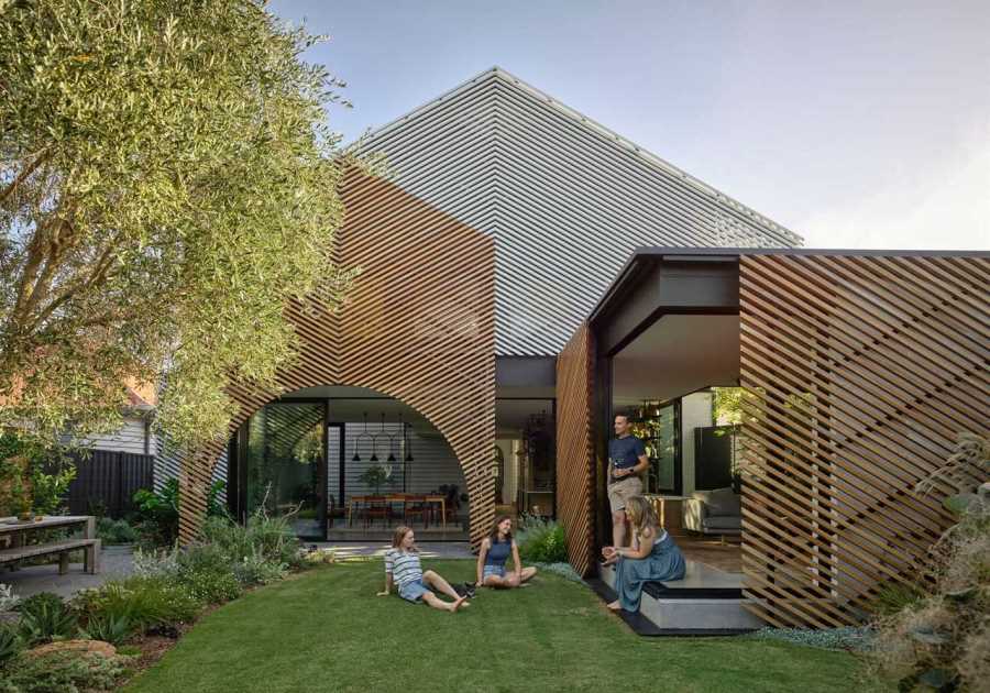 Batten Screens Wrapping This Renovation in Australia Are Bold. The Interiors Are Even Bolder