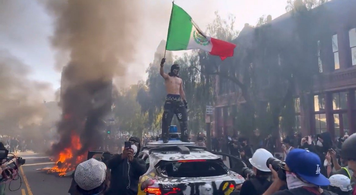 Anti-ICE Rioters Shut Down Bridge in Downtown Los Angeles (VIDEO)