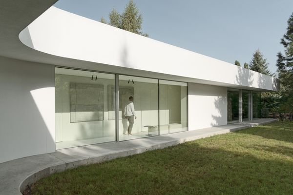 At First, Their Home’s Plan Didn’t Fit Into the Forest—So They Wove It Between the Trees