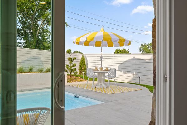 This $1.1M Tennessee Midcentury Is a Ray of ’60s Sunshine