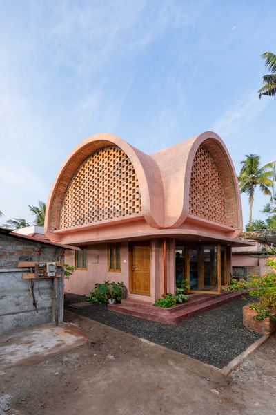 Kudoo is built on a two-cent plot—a unit of land measurement, commonly used in parts of South India, equivalent to 1/100th of an acre. Half of the site is occupied by the built form, with a landscaped border surrounding it. A major challenge was the location of the home, 100 metres from the main road. This meant that everything had to be carried to site by hand and added to the construction cost.
