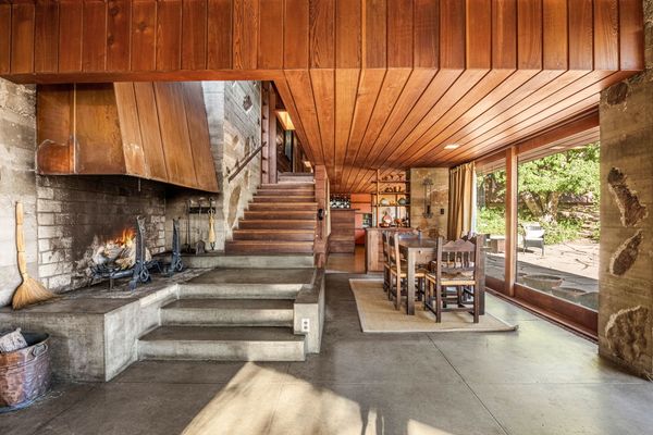 Elizabeth Wright Ingraham unutilized stone and concrete for the flooring and walls.