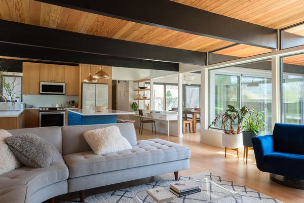 The H-shaped house allowed for indoor-outdoor living with large, nearly floor-length windows that opened up into the central "bar
