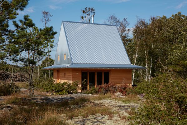 This 605-Square-Foot Swedish Cabin Looks Like It’s Wearing a Witch’s Hat