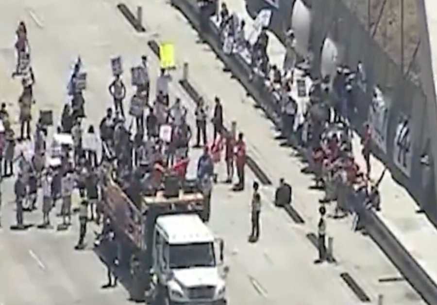 Anti-ICE Rioters Shut Down Bridge in Downtown Los Angeles (VIDEO)