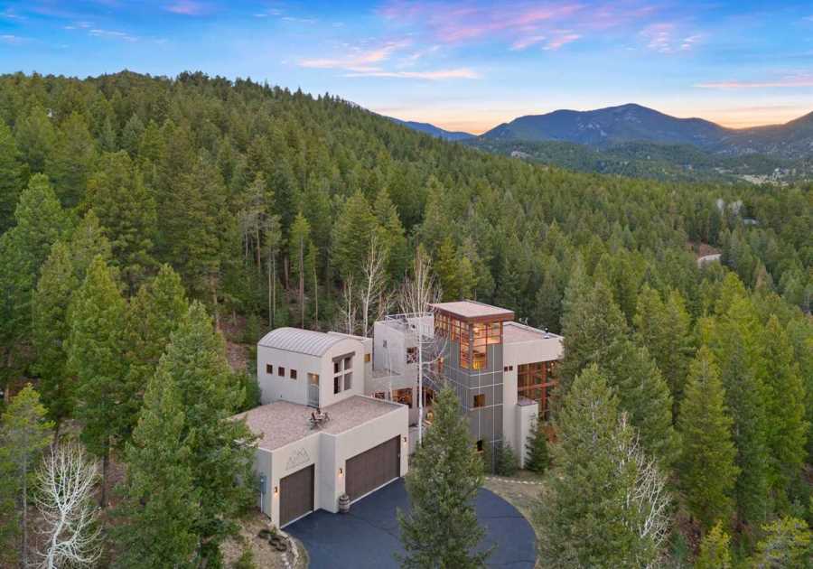 This Panoramic Colorado Home Offers Breathtaking Vistas of the Continental Divide for $2.6M