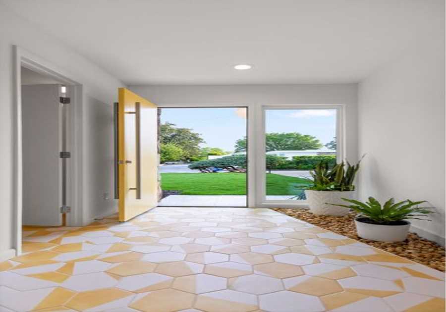 This $1.1M Tennessee Midcentury Is a Ray of ’60s Sunshine