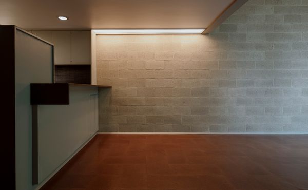 In line with the architect's other buildings, the Cranfill Apartments make use of concrete block construction.