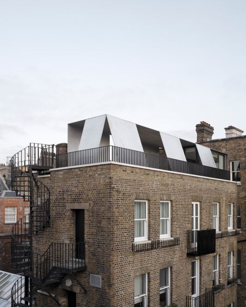 An Eye-Catching Aluminum Pavilion Tops This Renovated London Penthouse
