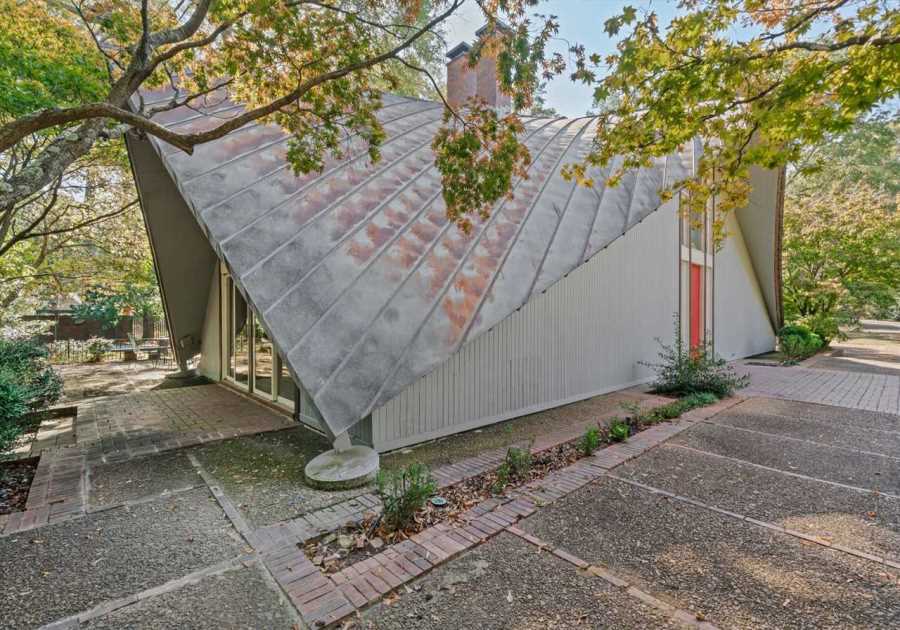 The Roof of This $775K Memphis Midcentury Curves All the Way to the Ground