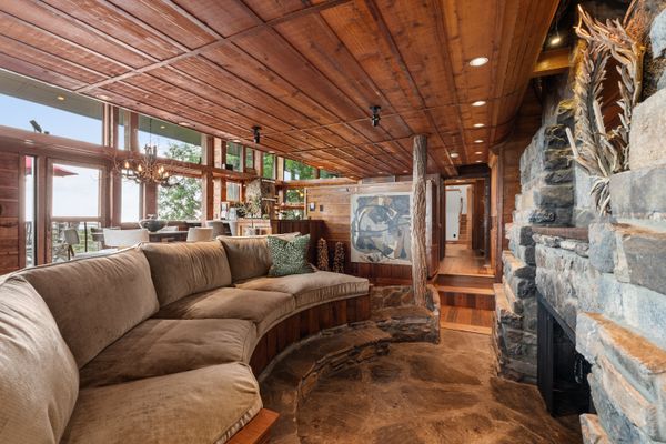 Burt Reynolds was filming the Academy-Award-winning "Deliverance" nearby when he fell in love with the home.
